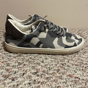 Vintage Havana Fly Multi Camo Sneaker- Size 8
